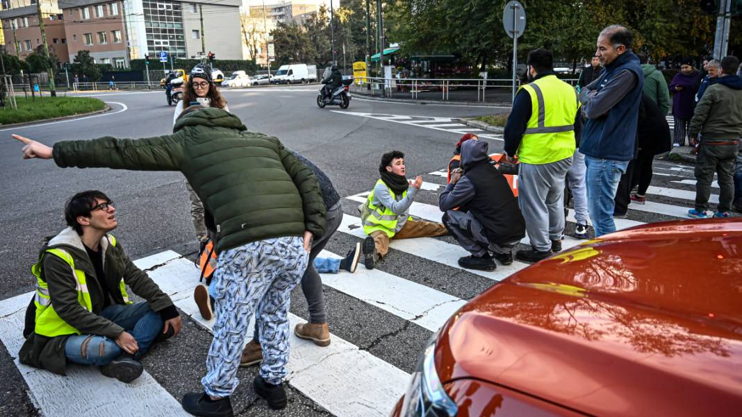 İklim aktivistleri protesto için yol kesti: Milano'da trafik kısa süreli kilitlendi 2